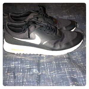 Nike tennis shoes size 9 black